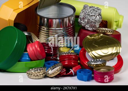 Vari materiali di imballaggio in stagno e plastica per il riciclaggio Foto Stock