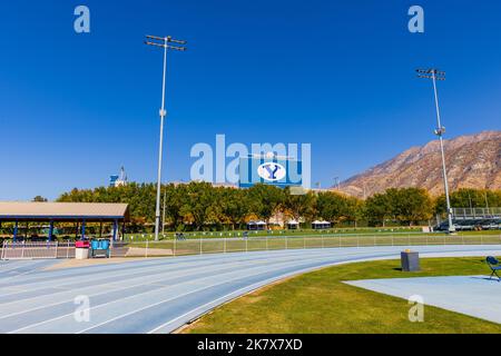 Provo, UT - 14 ottobre 2022: Stadio Lavell Edwards nel campus della Brigham Young University, BYU, a Provo, Utah, con percorso e campo nel fronte Foto Stock