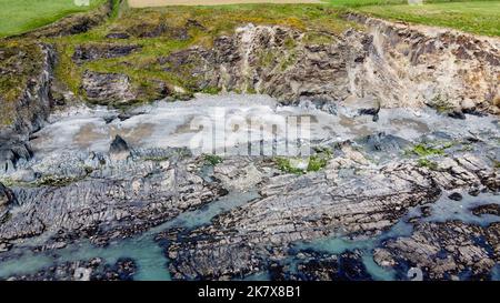 Scogliera a strapiombo sul mare, mare. La costa dell'Oceano Atlantico. Natura del Nord Europa. Foto Stock