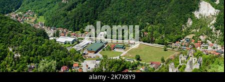 Panorama della città di Samobor in Croazia, verde paesaggio di campagna Foto Stock