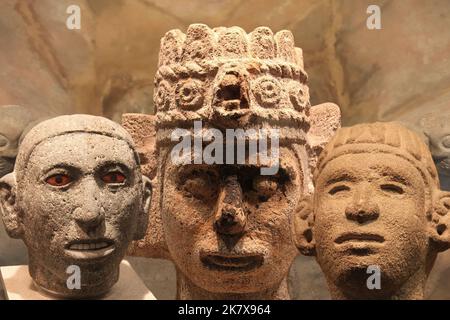 Arte azteca - sculture in pietra azteca raffiguranti volti umani. Foto Stock