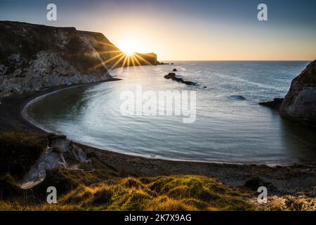Alba su Man o'War Beach e St.Oswald's Bay guardando verso est verso Dungy Head in Dorset. Foto Stock