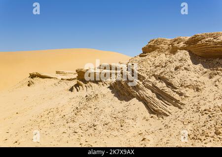 paesaggio desertico, giacimenti stratificati nel deserto sabbioso Foto Stock