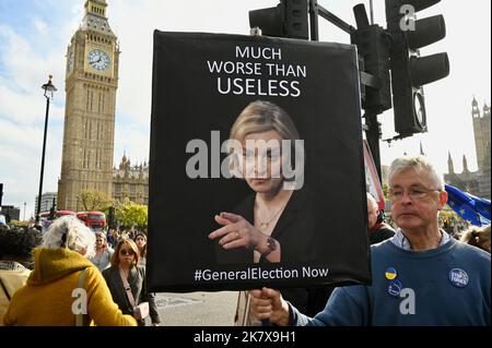 Londra, Regno Unito. 19th Ott 2022. Londra, Regno Unito. Un manifestante del governo anti-Tory tiene un cartello anti Liz Truss al di fuori del Parlamento. Credit: michael melia/Alamy Live News Foto Stock