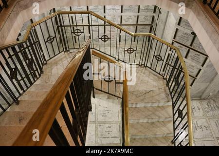 Scale giù per il seminterrato e tombe della chiesa di San Juan el Real Oviedo Asturias Spagna Foto Stock