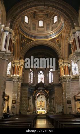 Altare maggiore interno Chiesa di San Juan el Real dove il dittatore spagnolo Francisco Franco sposò nel 1923 Plaza de Fernando Rubio Oviedo Asturias Spagna Foto Stock