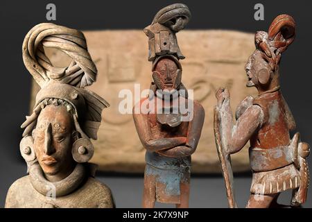 Statiue dei Guerrieri Maya in uniforme da guerra Foto Stock