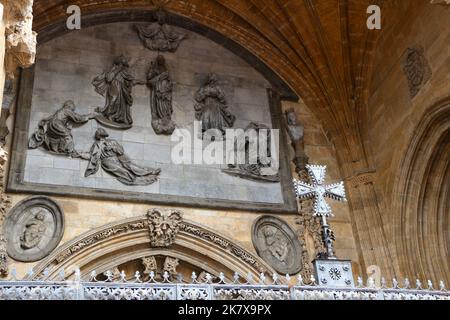 Sculture in rilievo di bronzo sull'ingresso principale del misto stile architettonico Oviedo Cattedrale di San Salvador Oviedo Asturias Spagna Foto Stock