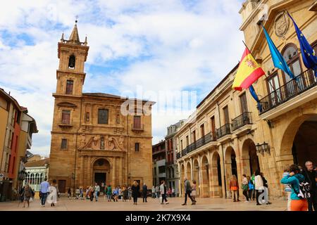 Facciata del 16th ° secolo Iglesia de San Isidoro el Real accanto al municipio di Oviedo Plaza de la Constitución Oviedo Asturias Spagna Foto Stock