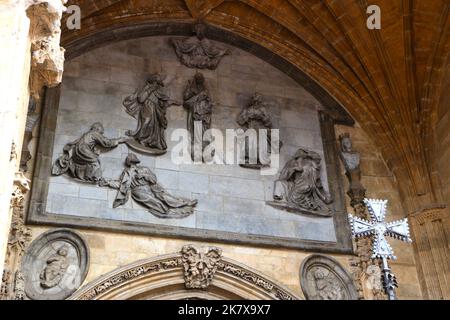 Sculture in rilievo di bronzo sull'ingresso principale del misto stile architettonico Oviedo Cattedrale di San Salvador Oviedo Asturias Spagna Foto Stock