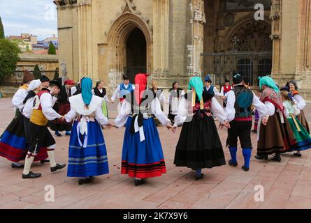 Un gruppo di danza popolare in costumi tradizionali che ballano con musica da bagpipe di fronte alla cattedrale di Oviedo durante le parti del disarmo 15 ottobre 2022 Spagna Foto Stock