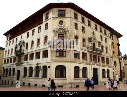 Edificio progettato dall'architetto Enrique Rodríguez Bustelo precedentemente Caja de Ahorros de Asturias Centro de Pensionistas Cajastur Oviedo Asturias Spagna Foto Stock