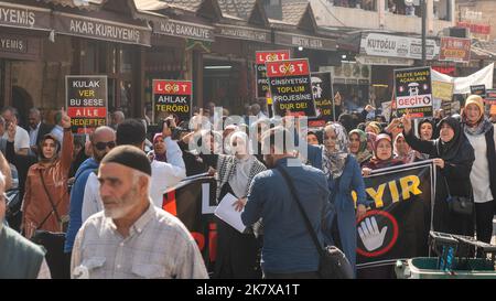 Sanliurfa, Turchia - Ottobre 2022: Musulmani religiosi che marciano in una manifestazione anti-LGBT. Centinaia di persone hanno partecipato con segni che leggono Protect y Foto Stock