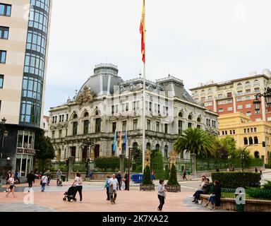 Vista verso l'edificio del Parlamento delle Asturie Plaza de la Escandalera Oviedo Asturias Spagna Foto Stock