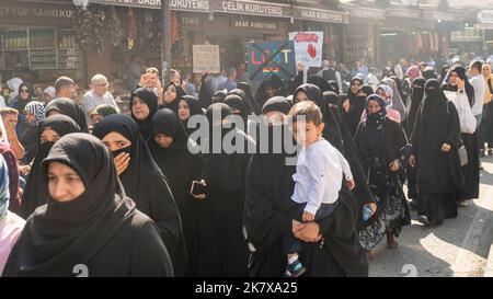 Sanliurfa, Turchia - 2022 ottobre: Musulmani religiosi che marciano durante la manifestazione anti-LGBT. Centinaia di persone hanno assistito con segni che leggono Protect Foto Stock