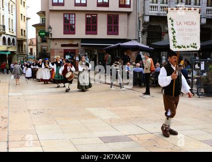 La Hedra San Estieban de les Cruces Uvieu gruppo di danza popolare camminando in processione per musica cornamusa durante il Disarmo parti Oviedo Asturias Spagna Foto Stock