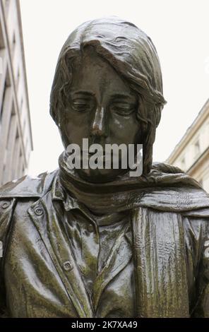 Primo piano di una scultura in bronzo Esperanza cinando dello scultore Julio López Hernández in rappresentanza di uno studente universitario che legge Oviedo Asturias Spagna Foto Stock