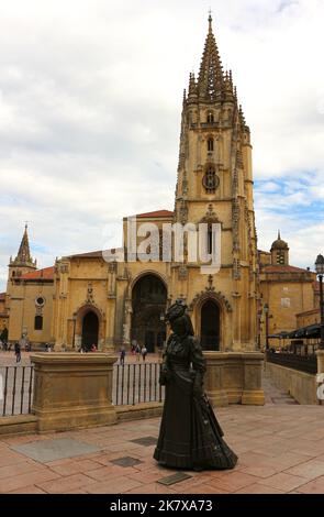 La Cattedrale di San Salvador di Oviedo in stile architettonico misto con la statua di bronzo Regenta in primo piano le Asturie di Oviedo Spagna Foto Stock