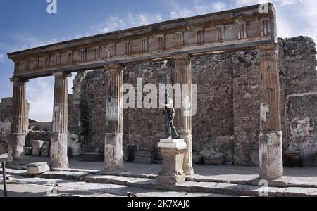 Il Tempio di Apollo dove sorge la statua di bronzo di Apollo nell'antica città di Pompei Foto Stock