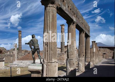 Il Tempio di Apollo dove sorge la statua di bronzo di Apollo nell'antica città di Pompei Foto Stock