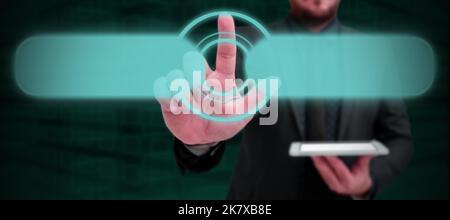 Man Standing Holding Tablet e premendo sulla barra di ricerca. Uomo d'affari che trasporta l'interruttore di tocco del pattino che mostra le nuove tecnologie futuristiche. Foto Stock