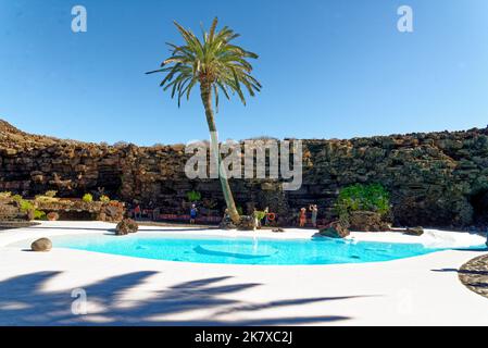 Piscina nella grotta lavica, Jameos del Agua, costruita dall'artista Cesar Manrique. Jameos del Agua, Haria, Lanzarote, Isole Canarie, Spagna. 20 settembre Foto Stock