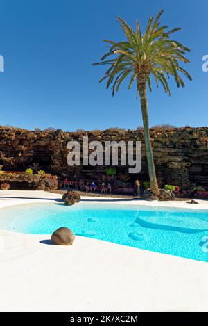 Piscina nella grotta lavica, Jameos del Agua, costruita dall'artista Cesar Manrique. Jameos del Agua, Haria, Lanzarote, Isole Canarie, Spagna. 20 settembre Foto Stock