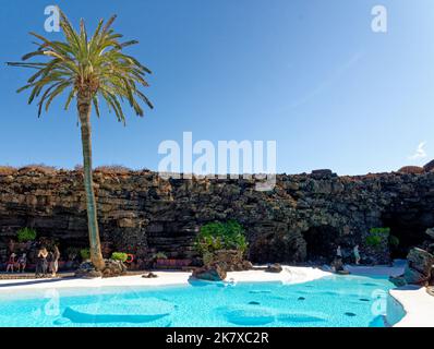 Piscina nella grotta lavica, Jameos del Agua, costruita dall'artista Cesar Manrique. Jameos del Agua, Haria, Lanzarote, Isole Canarie, Spagna. 20 settembre Foto Stock