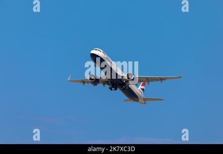 Aereo dalla compagnia aerea british Airways in avvicinamento per l'atterraggio. Cielo blu con molto spazio per il testo. 08 ottobre 2022, Rodi, Grecia Foto Stock