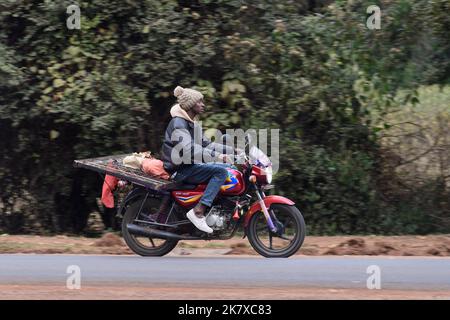 Un taxi motociclistico, conosciuto come Boda boda, in Africa orientale, che trasporta una struttura del letto. I Boda Boda sono una parte importante della rete di trasporto, essendo utilizzati per la prima volta Foto Stock