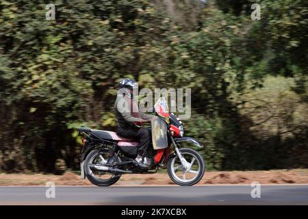 Un taxi motociclistico, conosciuto come Boda boda, in Africa orientale, che trasporta una struttura del letto. I Boda Boda sono una parte importante della rete di trasporto, essendo utilizzati per la prima volta Foto Stock