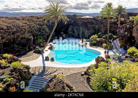 Piscina nella grotta lavica, Jameos del Agua, costruita dall'artista Cesar Manrique. Jameos del Agua, Haria, Lanzarote, Isole Canarie, Spagna. 20 settembre Foto Stock