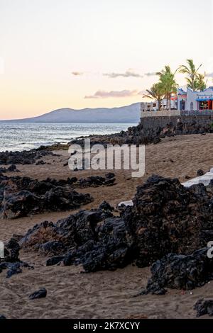 Alba sull'Oceano Atlantico a Puerto del Carmen a Lanzarote - Isole Canarie in Spagna Foto Stock