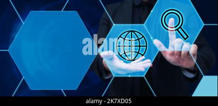 Man Standing Holding Tablet e premendo su Virtual Graph. Uomo d'affari che trasporta l'interruttore di tocco del pattino che mostra le nuove tecnologie futuristiche. Foto Stock