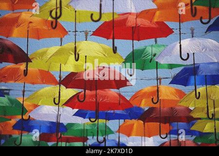 Ombrelli multicolore appesi sopra la testa sulla strada contro il cielo blu e che oscillano nel vento. Pittura digitale. Foto Stock