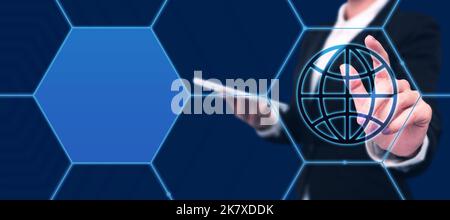 Man Standing Holding Tablet e premendo su Virtual Graph. Uomo d'affari che trasporta l'interruttore di tocco del pattino che mostra le nuove tecnologie futuristiche. Foto Stock