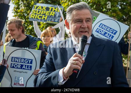 Londra, Regno Unito. 19th ottobre 2022. Barry Gardiner MP, deputato laburista al Brent North, si rivolge ai sostenitori di Fuel Poverty Action, ai rappresentanti dei sindacati, alle ONG, alle organizzazioni popolari e ai parlamentari di An Energy for all rally outside Parliament. Energia per tutti, la domanda di un'indennità energetica per soddisfare le esigenze fondamentali di riscaldamento, cucina e illuminazione, presentata dall'azione per la povertà nel settore dei combustibili, È stato sostenuto da una petizione firmata da oltre 600.000 persone presentata a Downing Street oggi ed è parte integrante di un movimento di primo giorno presentato da Clive Lewis MP che propone una Energy Equity Commission. Credito: Mark Ker Foto Stock