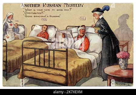 Cartolina fumettistica dell'era WW1 intitolata Another Russian Mystery, 'qual è il tuo nome My Good man?' Chiede a un visitatore anziano ben intenzionato, che è forse una specie di operaia cristiana di buona volontà "Oppityoubitch" dice il soldato ferito a lei "buono benevolo! Una russa esclamò al divertimento dell'infermiera della croce rossa e dei compagni soldati feriti. Regno Unito circa 1916 / 1917. Foto Stock