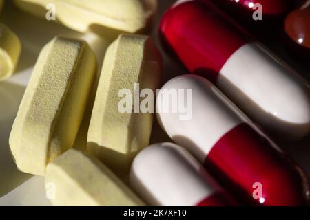 Macro di medicina in forma di capsule e caplet. Foto Stock