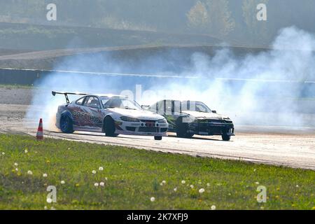 Gara motorsport alla deriva uno spettacolo tutti i lati, pneumatici fumanti e controsterzatura in coppia Foto Stock