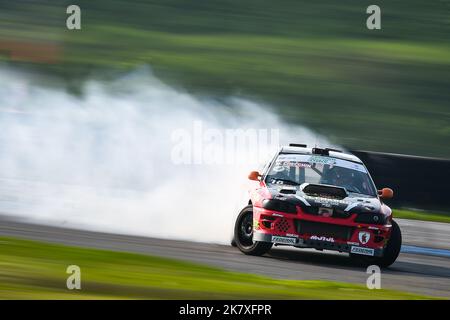 Gara motorsport alla deriva uno spettacolo tutti i lati, pneumatici fumanti e controsterzatura Foto Stock