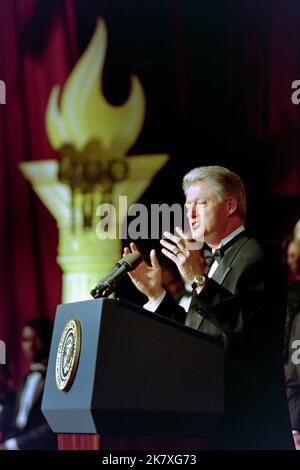 STATI UNITI Il Presidente Bill Clinton consegna le sue osservazioni alla quarta cena di gala olimpica annuale a sostegno della squadra olimpica degli Stati Uniti al Washington Hilton Hotel, 1 maggio 1996 a Washington, D.C. I Giochi Olimpici centenari si terranno ad Atlanta nel mese di agosto. Foto Stock