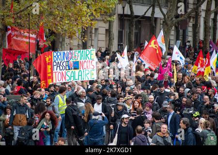 Parigi, Francia, 18th ottobre 2022. Manifestazione marcia contro l'inflazione durante una giornata nazionale di scioperi e proteste per salari più alti - Jacques Julien/Alamy Live Foto Stock