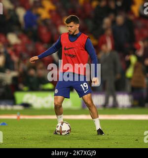 Londra, Regno Unito. 19th Ott 2022. Mason Mount of Chelsea si scalda durante la partita della Premier League tra Brentford e Chelsea al GTECH Community Stadium di Londra, Inghilterra, il 19 ottobre 2022. Foto di Ken Sparks. Solo per uso editoriale, licenza richiesta per uso commerciale. Non è utilizzabile nelle scommesse, nei giochi o nelle pubblicazioni di un singolo club/campionato/giocatore. Credit: UK Sports Pics Ltd/Alamy Live News Foto Stock