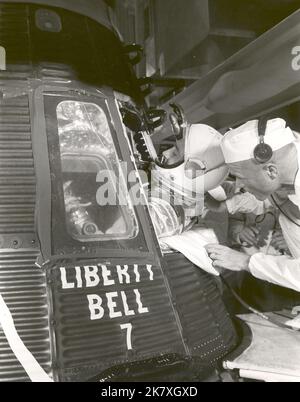 L'astronauta Gus Grissom sale nel veicolo spaziale "Liberty Bell 7" prima del lancio la mattina del 21 luglio 1961. L'astronauta John Glenn, il supporto di Grissom, lo aiuta nella capsula. Foto Stock