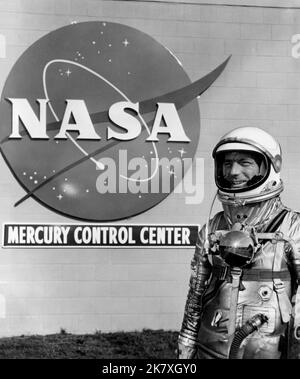 L'astronauta Scott Carpenter si trova di fronte al Mercury Control Center a Cape Canaveral. Carpentiere è stato il pilota della missione Mercury-Atlas 7 a bordo di Aurora 7, che ha lanciato il 24 maggio 1962. Image credit: NASA Foto Stock