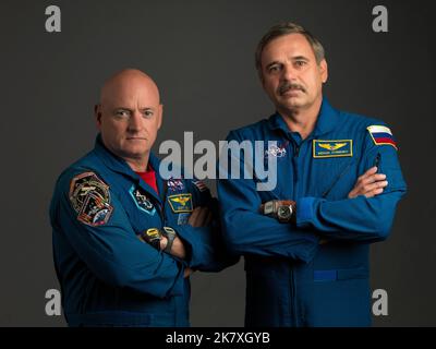 L'astronauta della NASA Scott Kelly (a sinistra), l'ingegnere di volo della spedizione 43/44 e il comandante della spedizione 45/46; e il cosmonauta russo Mikhail Kornienko, ingegnere di volo della spedizione 43-46 Foto Stock