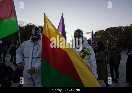 Berlino, Germania. 19th Ott 2022. I manifestanti si sono riuniti alla porta di Brandeburgo a Berlino il 19 ottobre 2022 per protestare contro gli attacchi turchi ai curdi. La Turchia sta usando gas lacrimogeni e possibilmente gas di cloro contro il Partito dei lavoratori del Kurdistan (PKK), secondo un'indagine condotta dall'organizzazione di pace International Physicians for the Prevention of Nuclear War (IPPNW). Di recente, secondo i manifestanti, 17 combattenti per la libertà sono stati uccisi da attacchi di armi chimiche. Credit: ZUMA Press, Inc./Alamy Live News Foto Stock