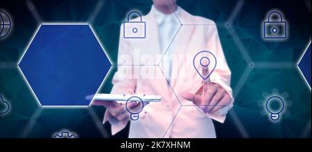 Man Standing Holding Tablet e premendo sulla barra di ricerca. Uomo d'affari che trasporta l'interruttore di tocco del pattino che mostra le nuove tecnologie futuristiche. Foto Stock