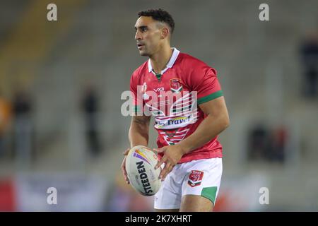 Leigh, Regno Unito. 19th Ott 2022. Leigh Sports Village, Leigh, Lancashire, 19th ottobre 2022 Rugby League World Cup 2021 Wales Rugby League vs Cook Irelands Rugby League Dalton Grant of Wales Rugby League Credit: Touchlinepics/Alamy Live News Foto Stock